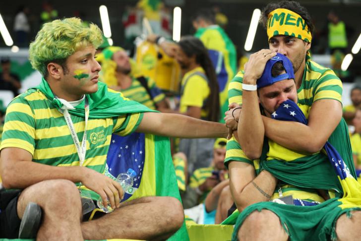 Aficionados brasileños tras la derrota de su selección